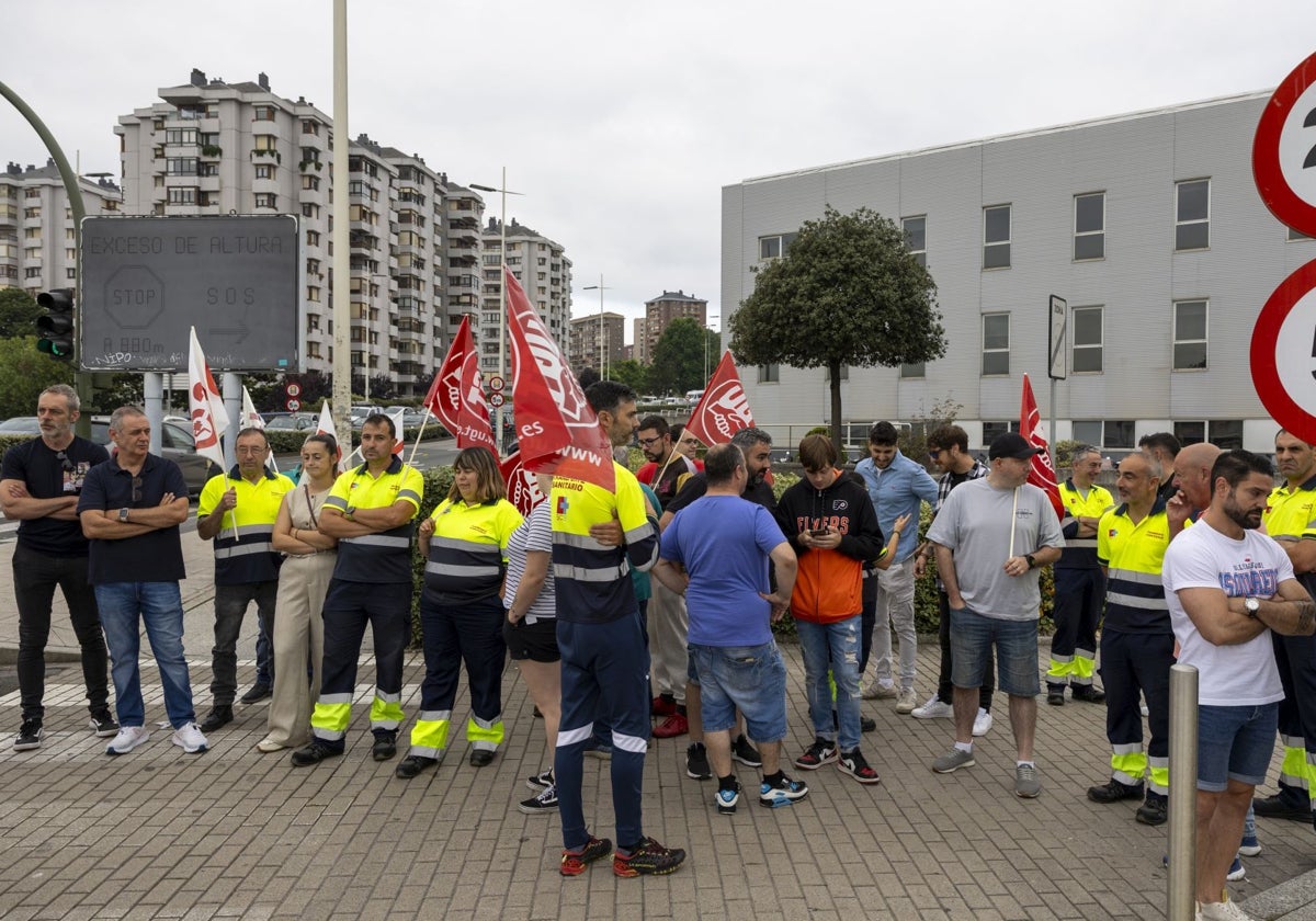 Trabajadores de la empresa de ambulancias Diavida, durante la concentración.