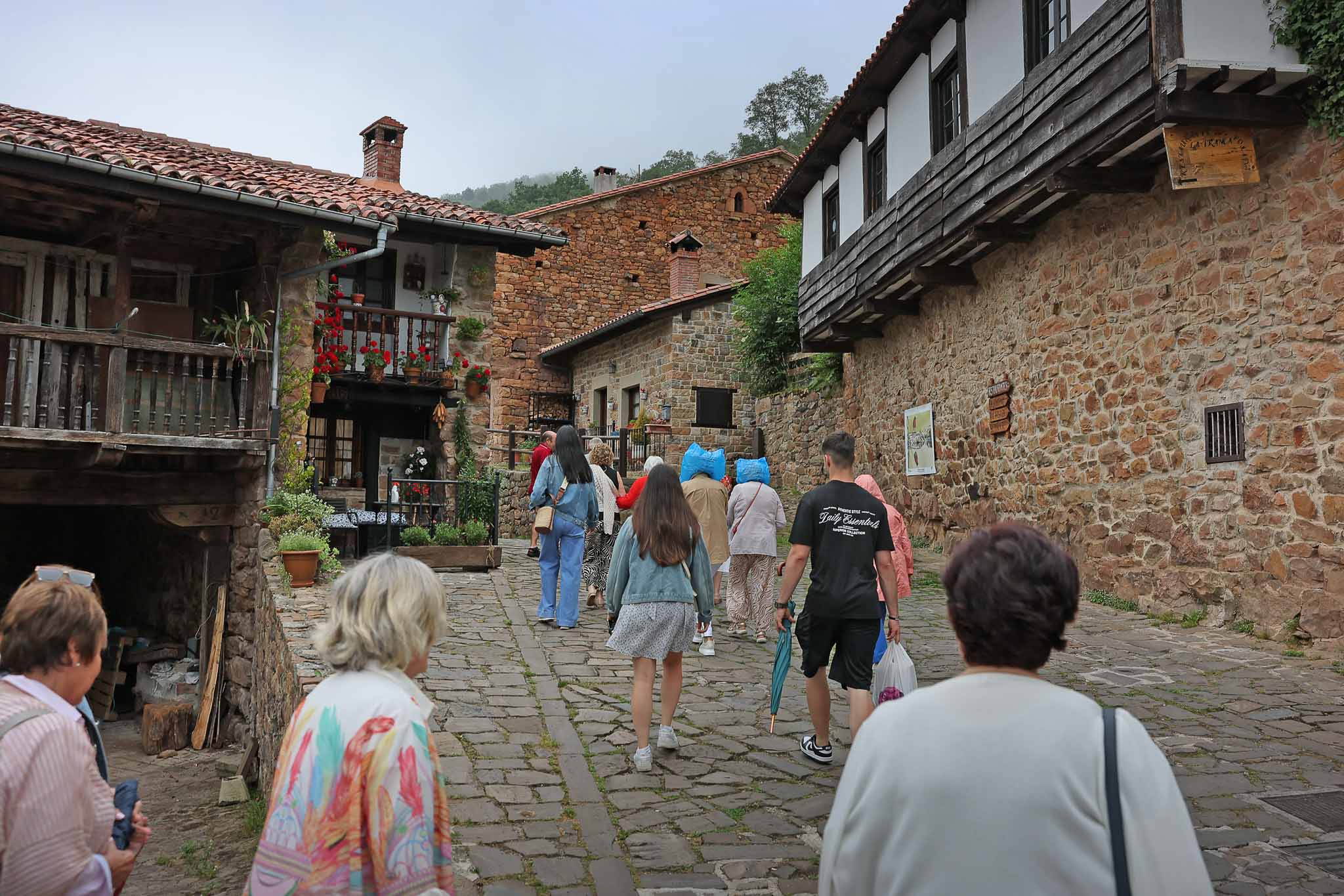 Turistas recorriendo estos días las calles del pueblo.