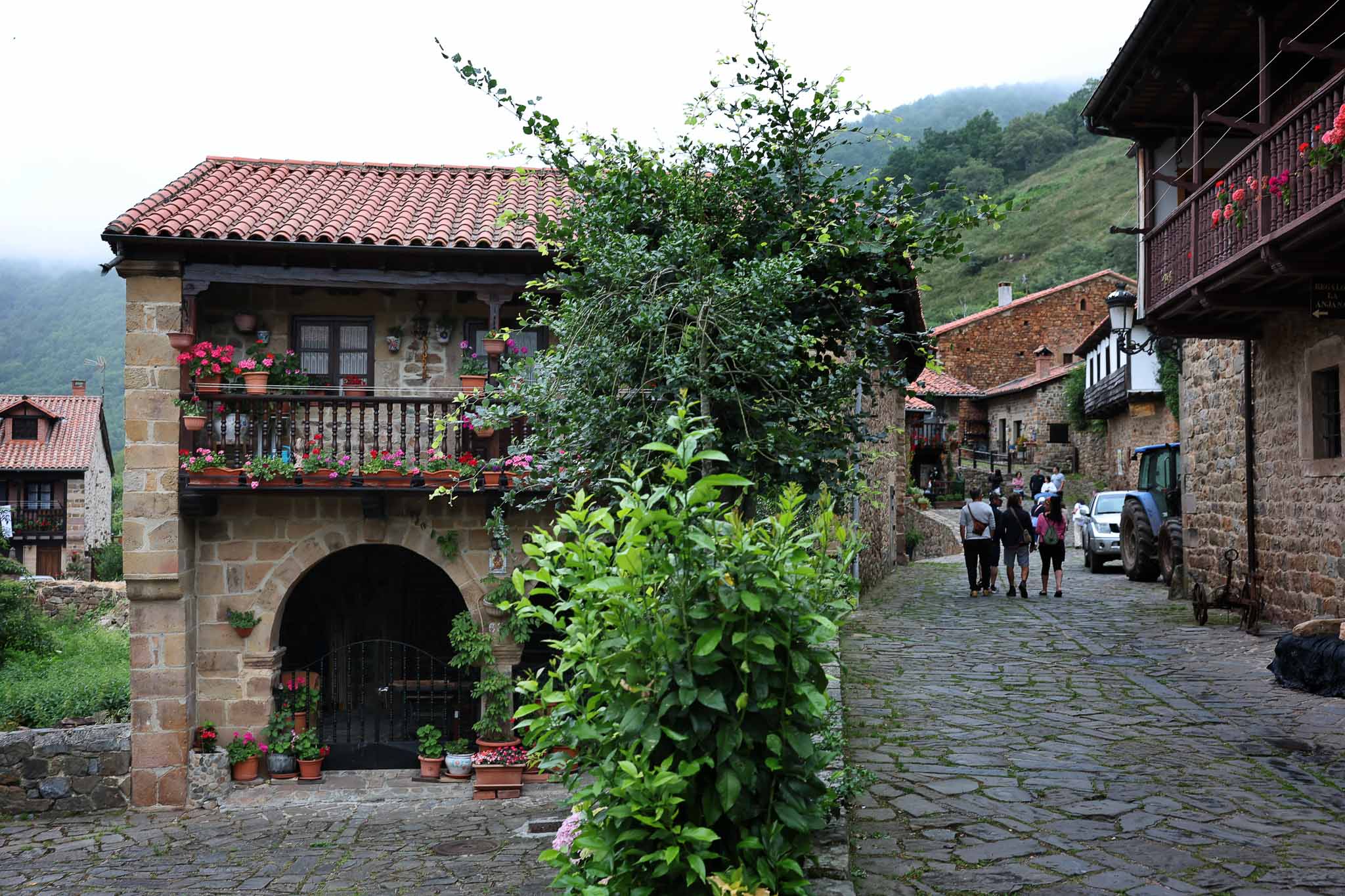 Un grupo de visitantes recorre una de las típicas callejuelas del pueblo.