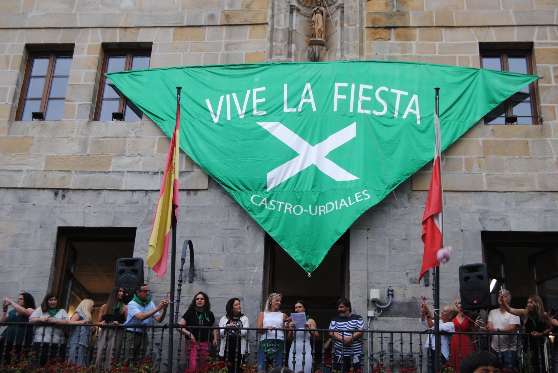 Un pañuelo gigante decora la fachada del ayuntamiento en esta Semana Grande.