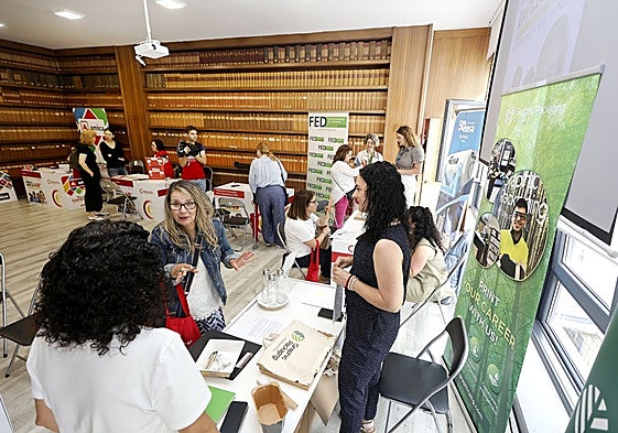 Los casi 200 interesados recorrieron stand por stand en busca de una oportunidad laboral.