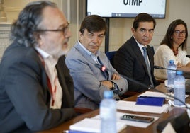 Desde la izquierda: Miguel Ángel Noceda, director del curso; Carlos Andradas, rector de la UIMP; Carlos Torres, presidente de BBVA; y Macarena Muñoz, presidenta de la APIE, este lunes en La Magdalena.