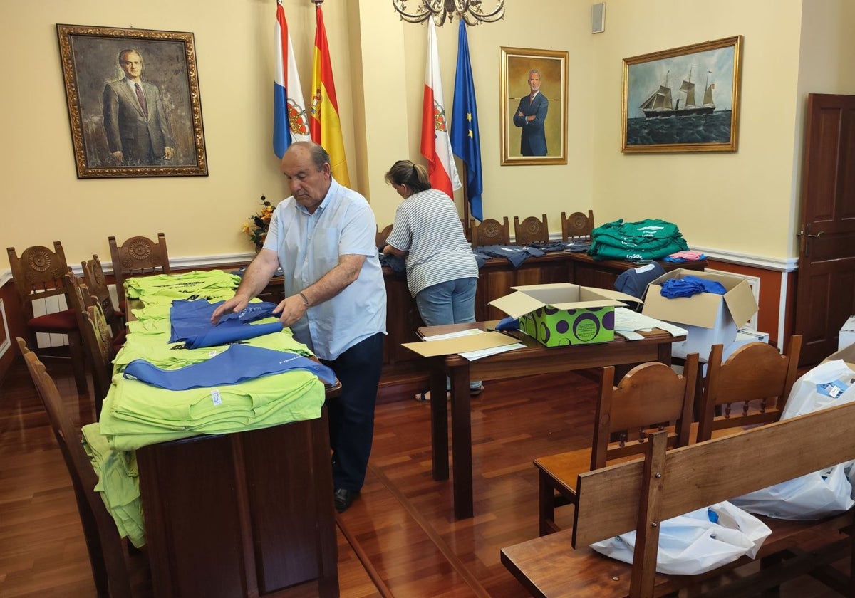 Preparativos en el salón de plenos de Suances para la entrega de camisetas.