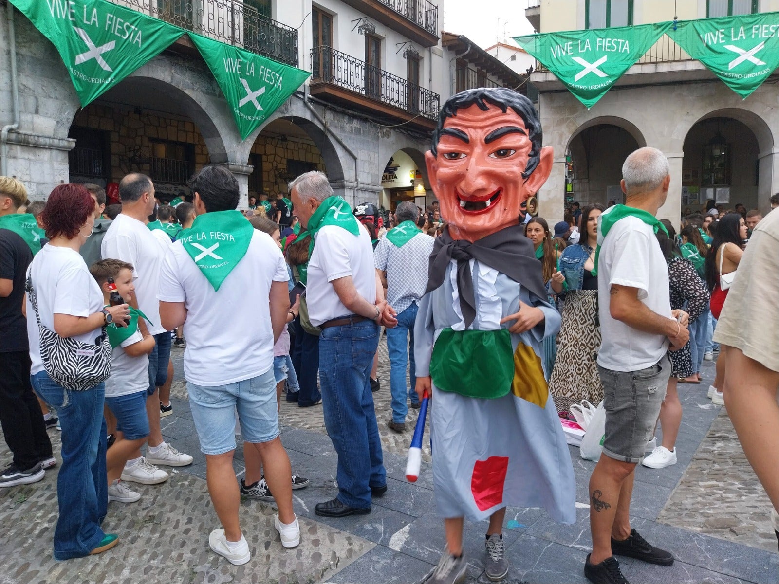 Los cabezudos pulularon entre el público para amenizar la espera al pregón.