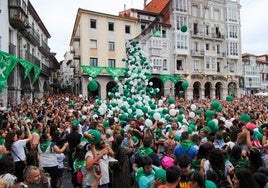 Una marea de globos verdes y blanco cayó del cielo a la multitud congregada en la plaza