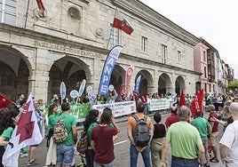 Los sindicatos docentes protestan a las puertas del Parlamento de Cantabria.