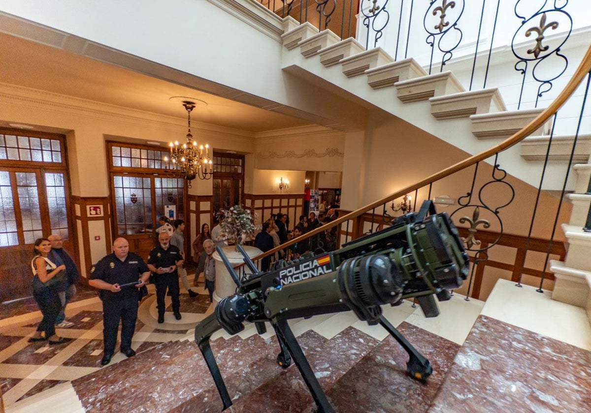 Un agente maneja el perro robot por el vestíbulo del Palacio de la Magdalena.