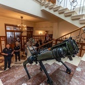 Un agente maneja el perro robot por el vestíbulo del Palacio de la Magdalena.