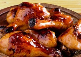 Pollo con salsa de café.