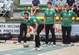 Javi Puente al tiro ayer para Pontejos ante Cristian Velo, Toño Sordo y Jairo Carrascal.