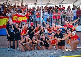 Jana Muñoz, primera por la izquierda en la fila inferior, celebra la victoria ante Alemania en la final del Mundial junto al resto de la selección.