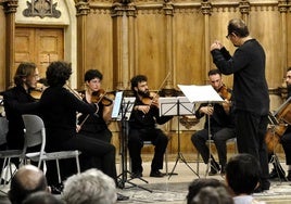 La orquesta de cámara de Serguei Mesropian, director de los Caprichos, abrió la edición del veinte aniversario.