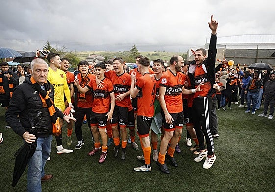 Jugadores y delegado del Sámano, el día del ascenso.
