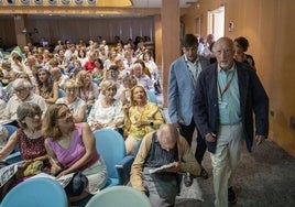 Manuel Vicent llega al Paraninfo de la UIMP, escenario de los Martes Literarios, acompañado por el rector Carlos Andradas