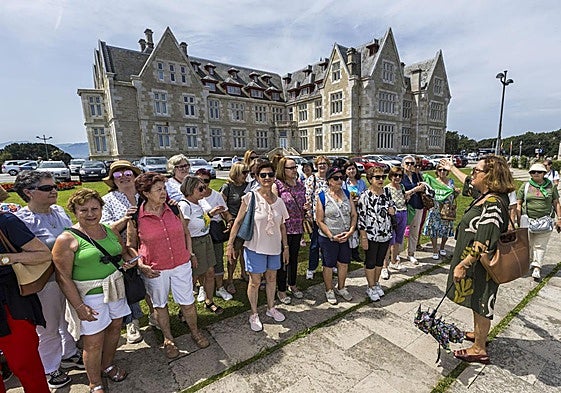 Gabriela Costa, expresidenta de la Asociación de Guías Turísticos, en un momento de su trabajo en La Magdalena.