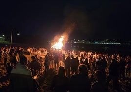 Contemplando el fuego en San Vicente de la Barquera.