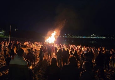 Contemplando el fuego en San Vicente de la Barquera.