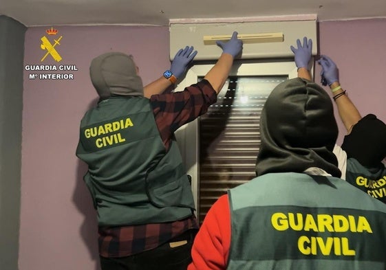 Entrada y registro del domicilio en el que se almacenaban productos procedentes de varios hurtos.