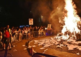 Estudiantes quemando apuntes en una hoguera en Los Corrales de Buelna.