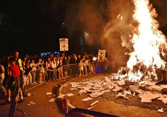 Estudiantes quemando apuntes en una hoguera en Los Corrales de Buelna.