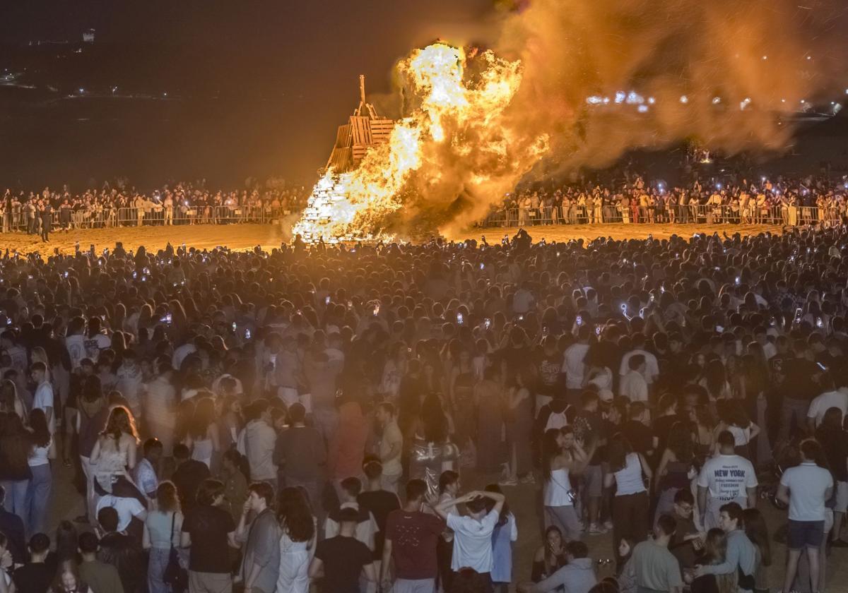 La noche de las hogueras deja un herido por arma blanca en El Sardinero