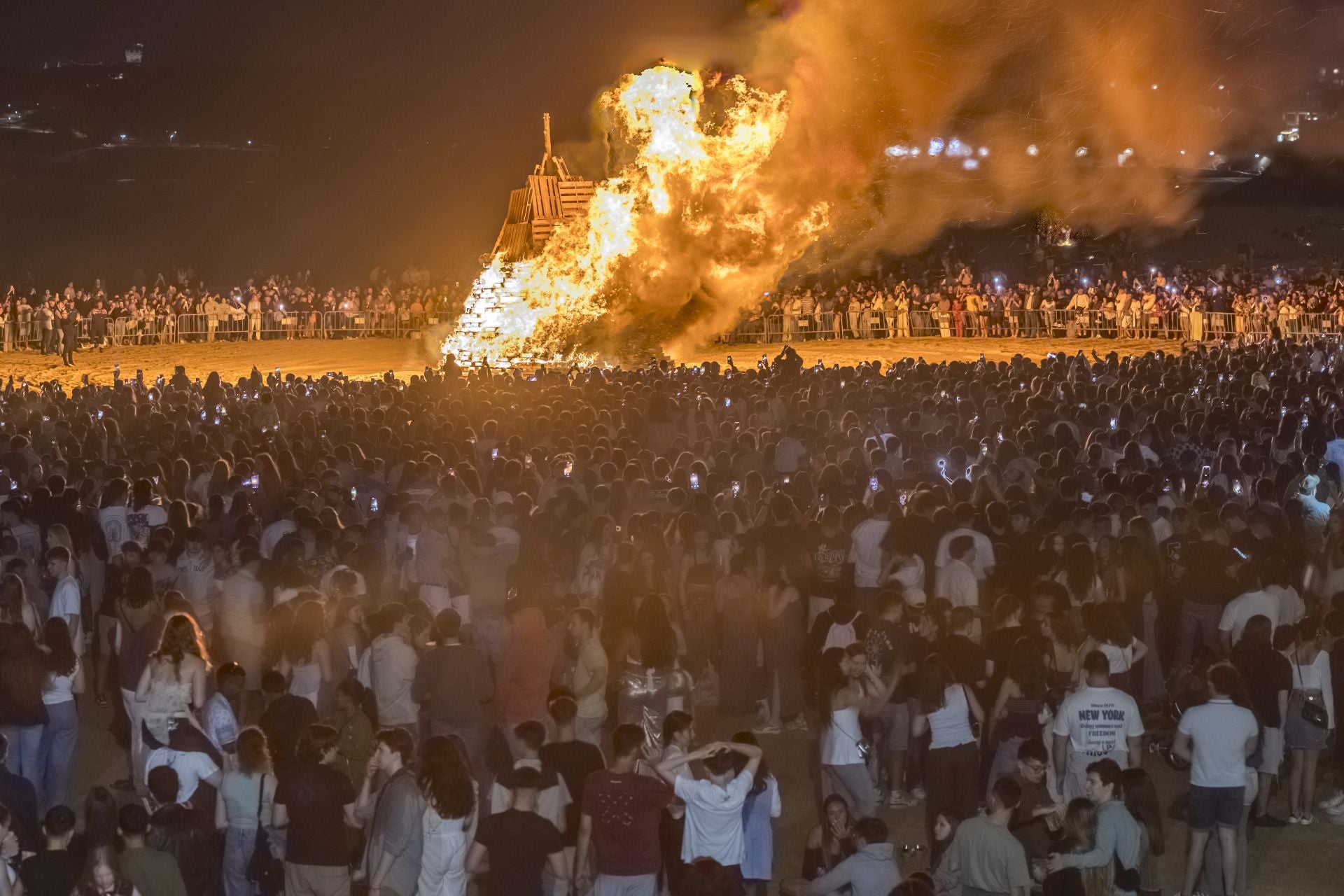 Como cada año, la cita se convirtió en multitudinaria en la capital cántabra en El Sardinero.