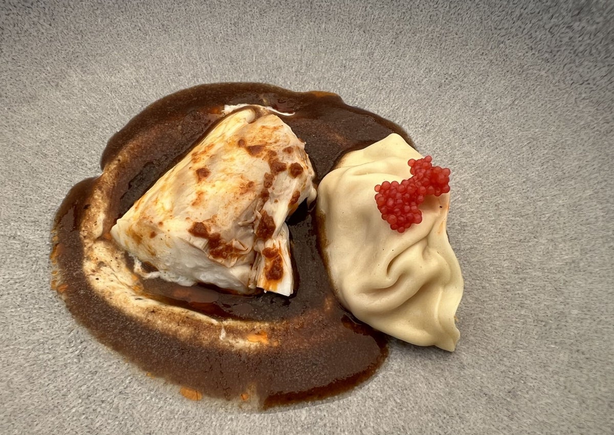Imagen secundaria 1 - Salmorejo de foie e hígado plancha, gel de Martini blanco y palomitas; machote al vapor con agua de algas y jugo de carrilleras y gyoza rellena de langostino y rollito de primavera con lechazo en su jugo agridulce y aroma de trufa blanca.