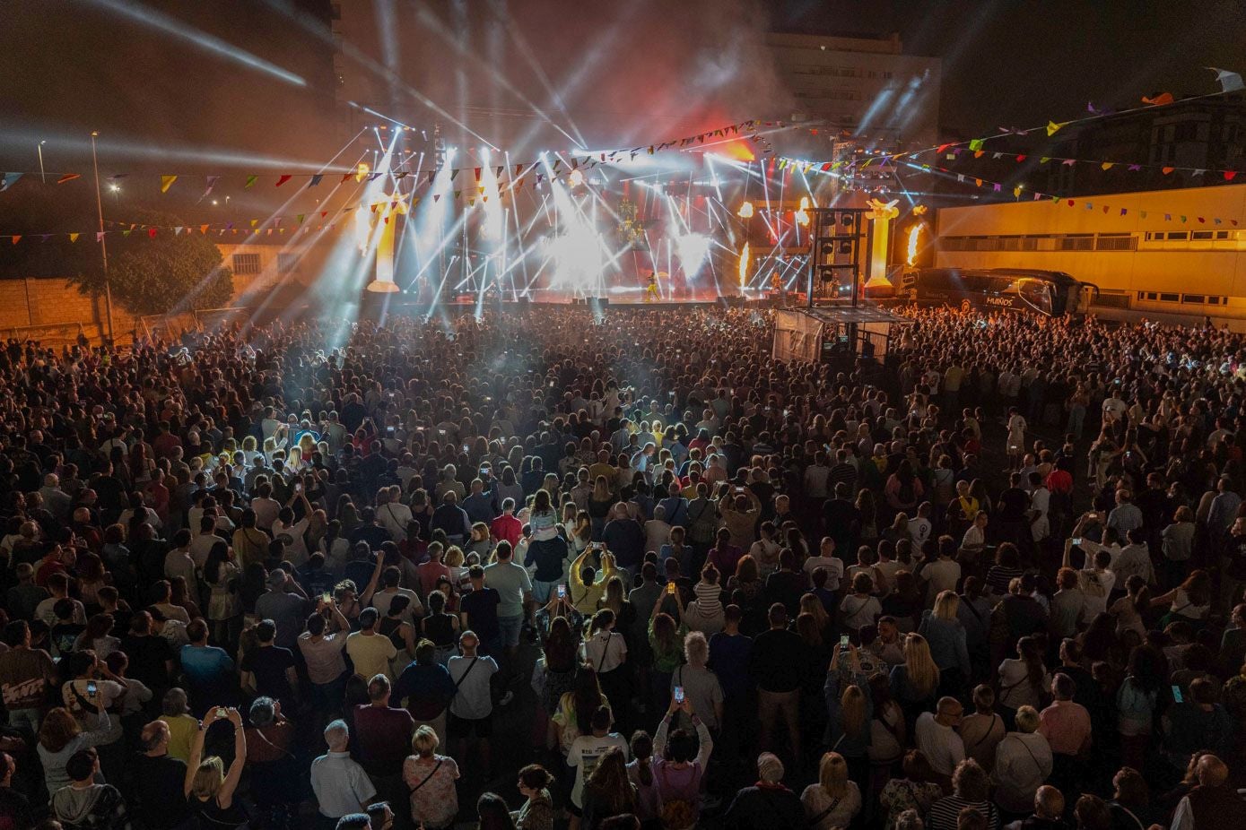 Orquesta Panorama amenizó, durante unas tres horas, la noche de San Juan en el aparcamiento de Cros (Maliaño).