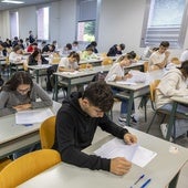 Alumnos durante la celebración de la PAU en Santander.