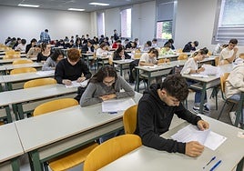 Alumnos durante la celebración de la PAU en Santander.