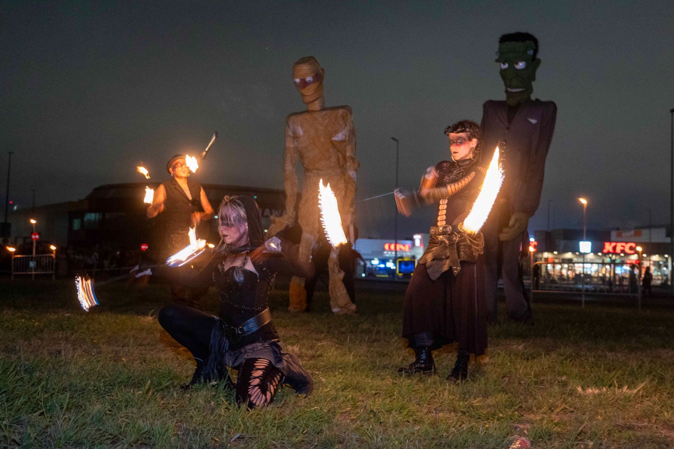 Desfile de antorchas y malabares en las fiestas de San Juan de Camargo