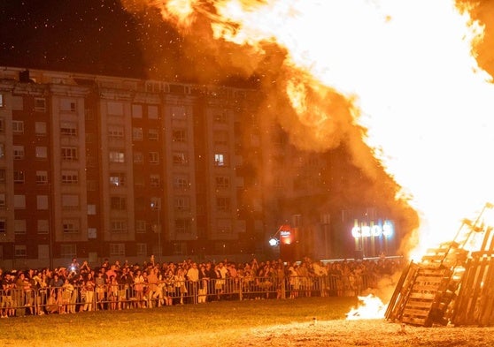 Gran hoguera encendida en Maliaño, que reunió también a centenares de personas.
