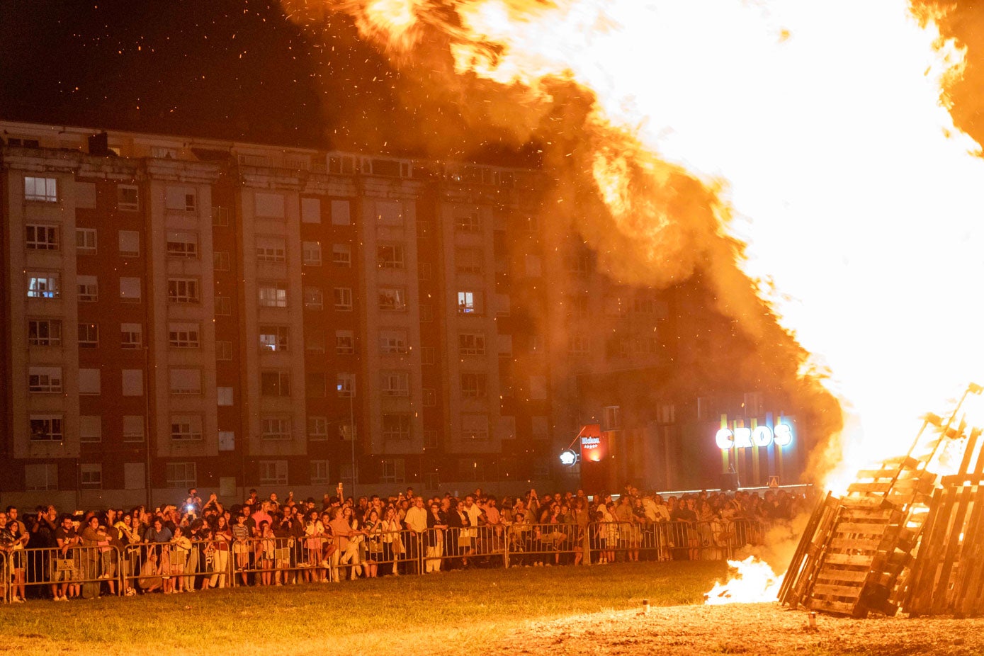 Cientos de personas congregadas en Maliaño en torno a la hoguera de San Juan
