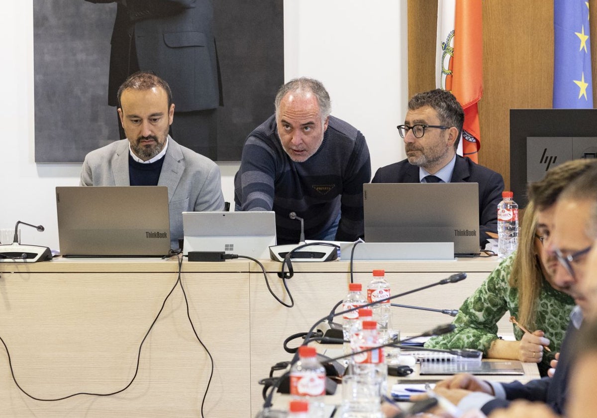 El alcalde junto a técnicos municipales durante el Pleno en el que se debatió el presupuesto.