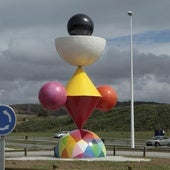 La figura de Okuda, cuando estaba colocada en la rotonda de Cuchía.