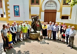Asistentes al homenaje celebrado ayer junto a la estatua del diestro Félix Rodríguez.