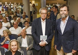 El director del Ateneo, Manuel Ángel Castañeda, sostiene en sus manos el libro de Iván Espinosa de los Monteros, a su lado.