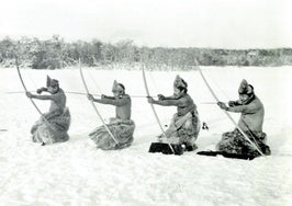 'Tiro en posición agachada. Cazadores de guanacos'.