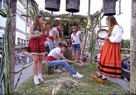 Una de las carrozas del Día de Cantabria.