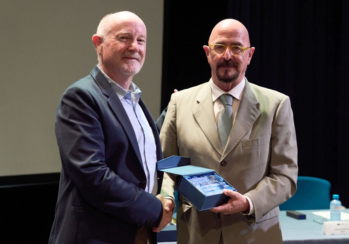 César Pascual entrega el premio al doctor Rafael Yuste.