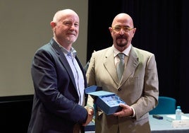César Pascual entrega el premio al doctor Rafael Yuste.