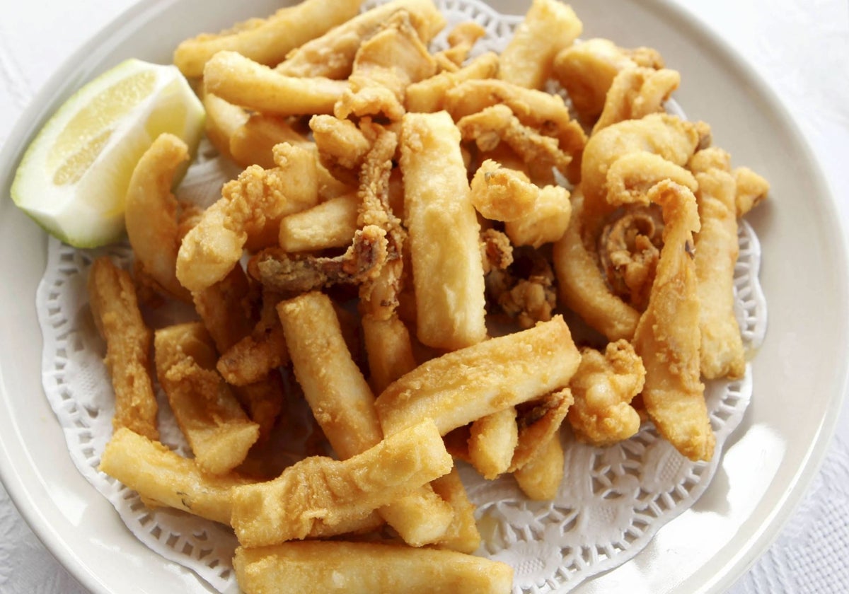 Plato de rabas, como popularmente se llaman en Cantabria a los calamares fritos.