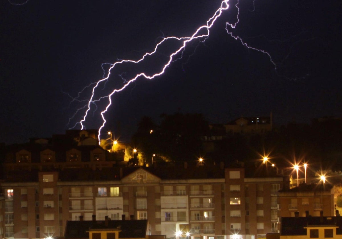 Un rayo ilumina el cielo en la noche en una foto de archivo.