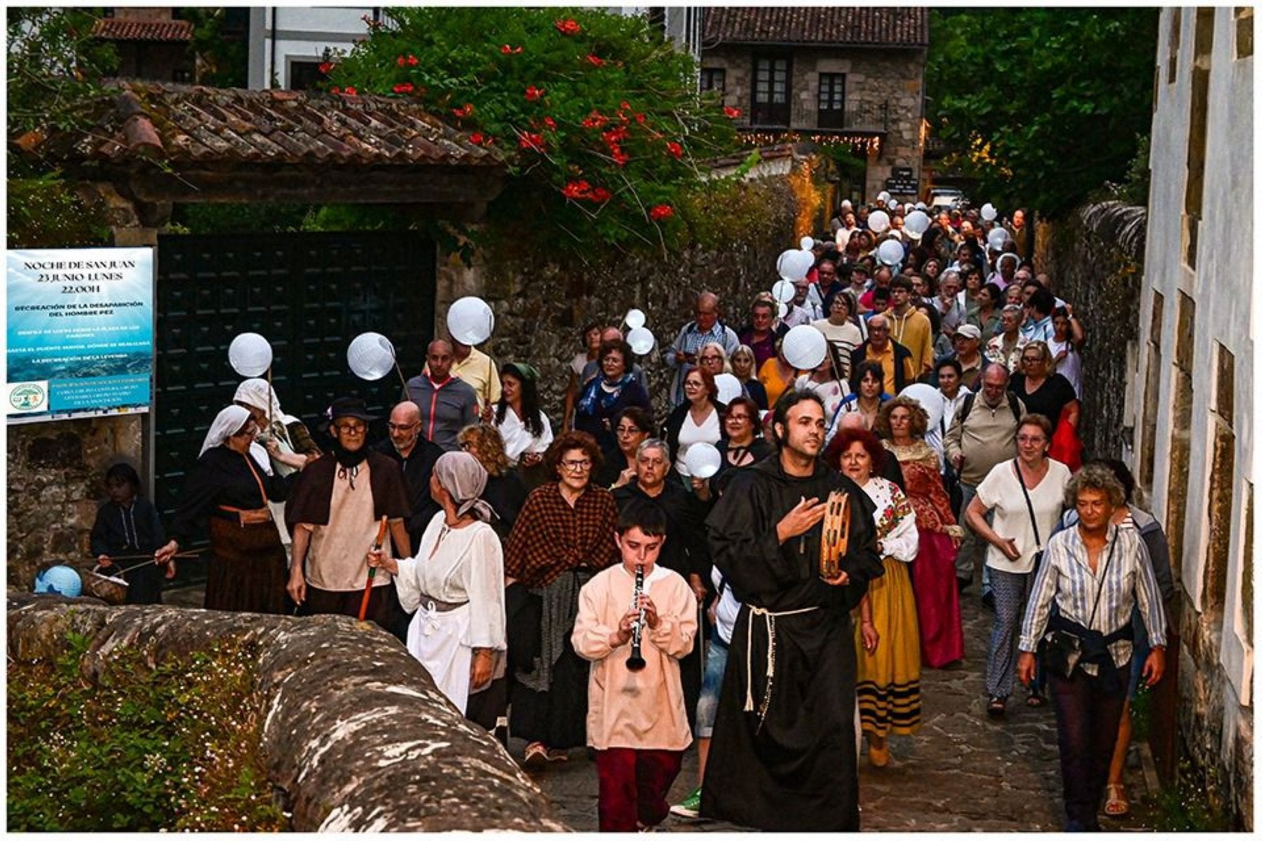 Desfile de luces con los participantes portando farolillos.