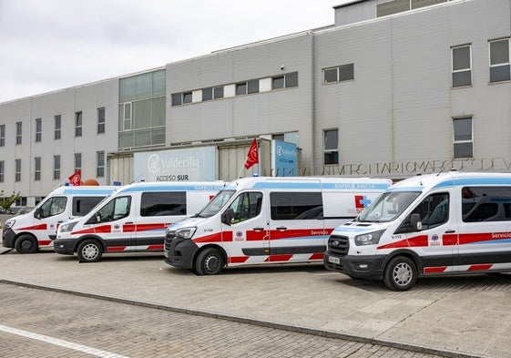 Ambulancias en la entrada de Valdecilla Sur, durante los paros de esta semana.