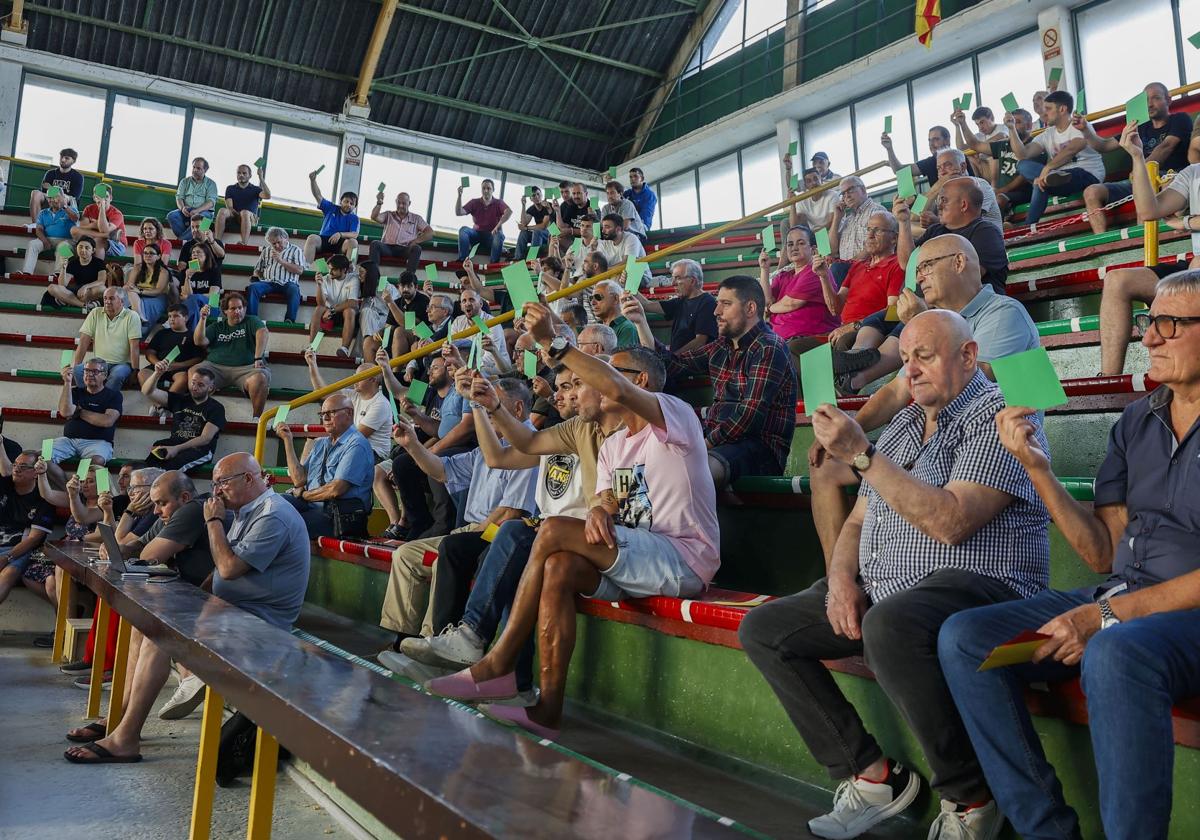 Los socios de la Gimnástica, durante la asamblea que tuvo lugar ayer por la tarde en la bolera SeverinoPrieto.