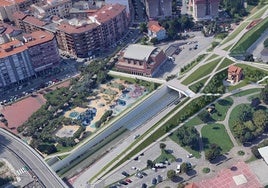 Infografía sobre cómo quedará la integración ferroviara en el centro de Maliaño, a la altura de la iglesia y con el parque público encima.