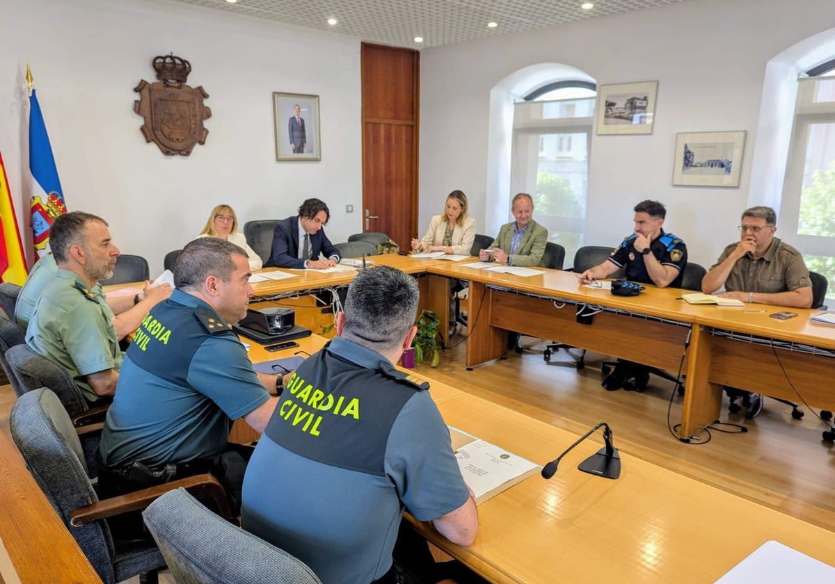 Junta de Seguridad Local reunida en el Ayuntamiento de El Astillero.