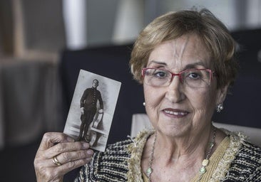 Goyita Sánchez sostiene un retrato de su padre, Julián Sánchez, en una foto publicada en El Diario Montañés en 2016.