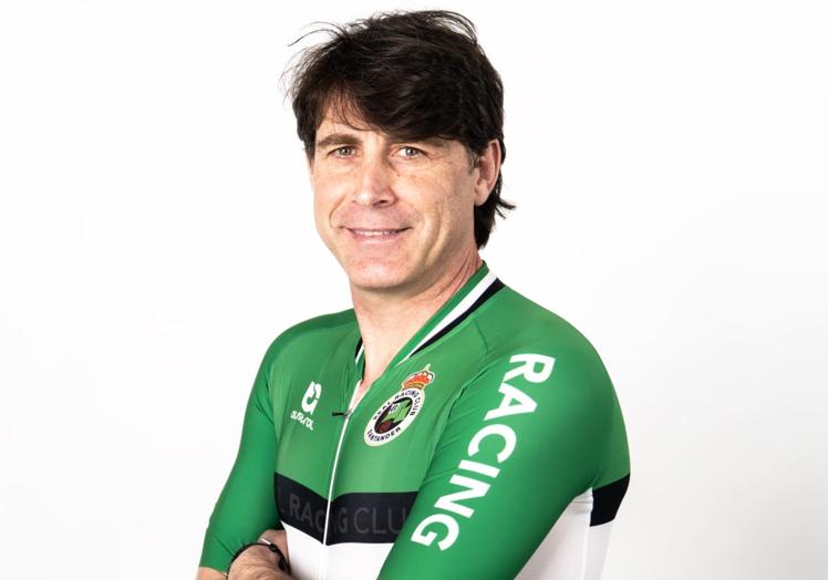 Iván Gutiñerrez posa con el maillot ciclista del club.